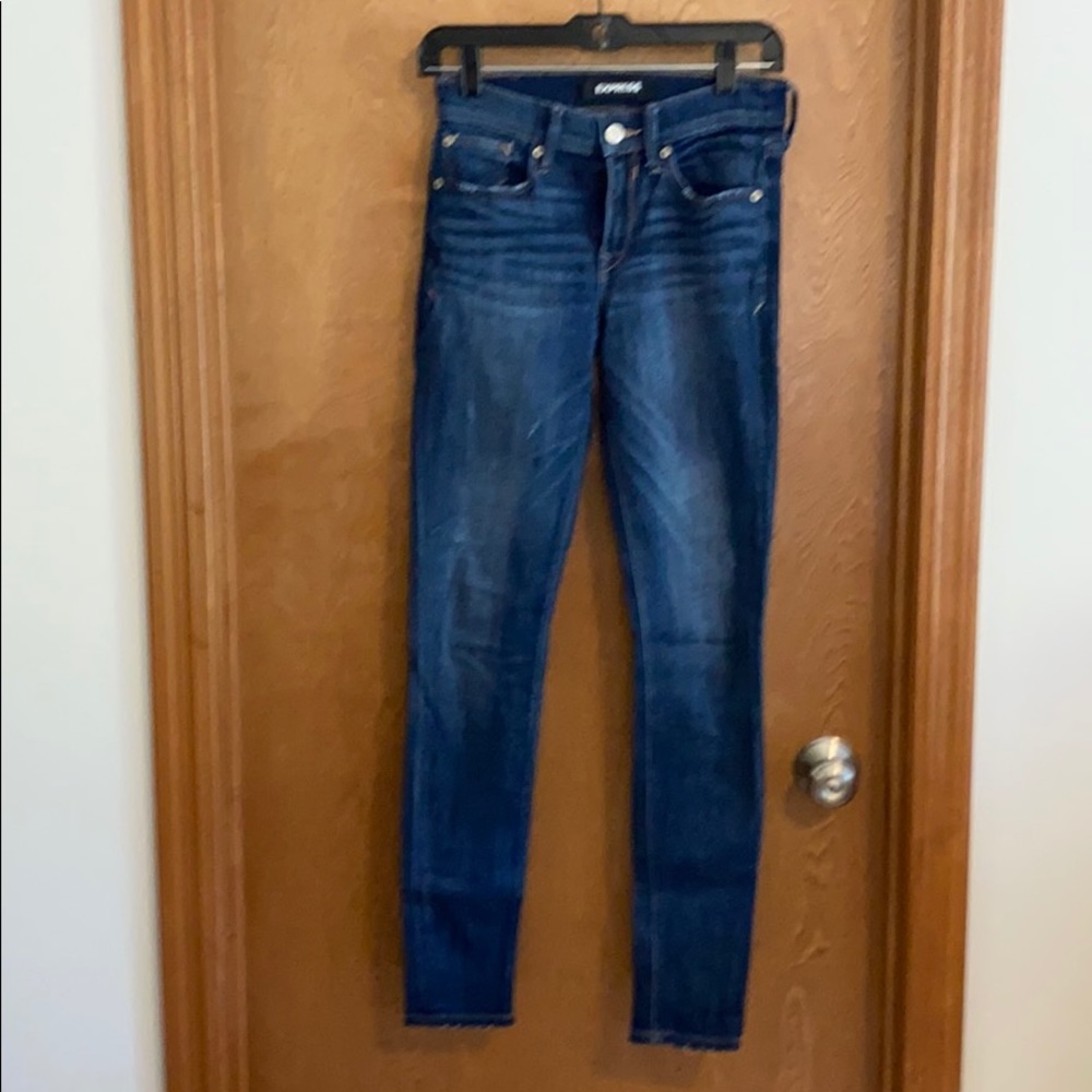 Blue jegging.